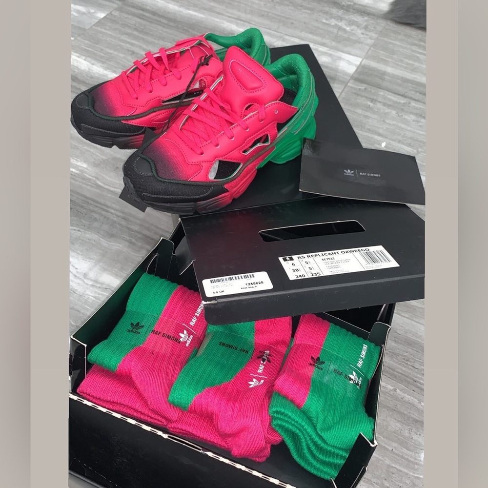 AUTHENTIC RAF SIMMONS ADIDAS COLLAB SNEAKERS W MATCHING SOCKS